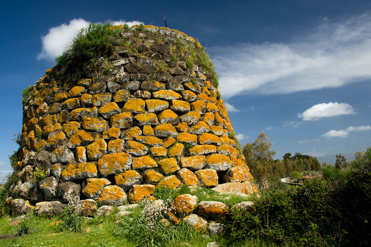 I nuraghi, le domus de janas, le tombe dei giganti Cala Luas Resort